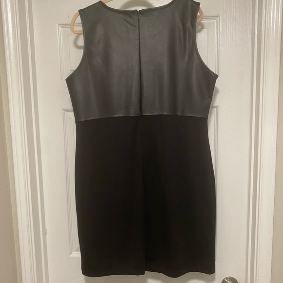 Simple, elegant little black dress - Picture 2 of 2